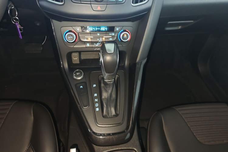 Used Ford Focus 2018 Hatchback Classic EcoBoost 180 Automatic Elite Model Gear Lever