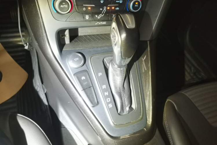 Used Ford Focus 2018 Sedan Classic EcoBoost 180 Automatic Elite Model Gear Lever