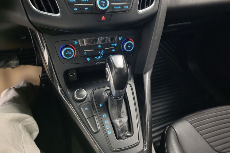 Used Ford Focus 2018 Sedan Classic EcoBoost 180 Automatic Elite Model Gear Lever