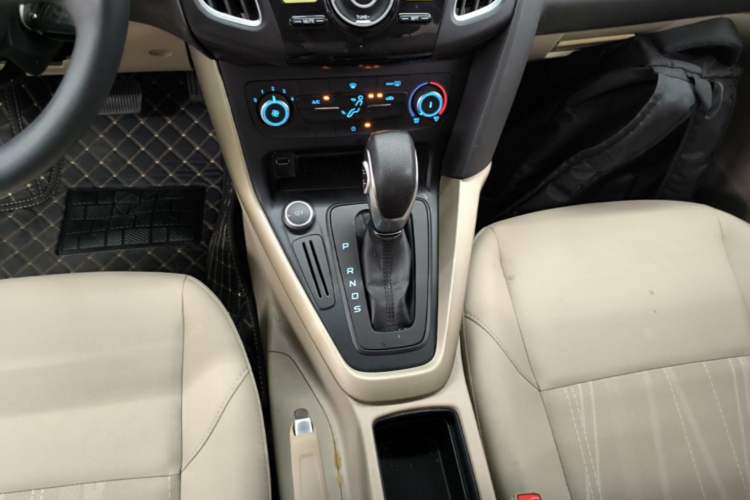 Used Ford Focus 2018 Sedan Classic 1.6L Automatic Comfort Plus Smart Drive Version Gear Lever