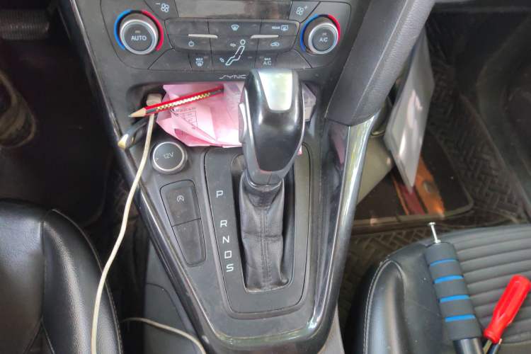 Used Ford Focus 2018 Hatchback Classic EcoBoost 180 Automatic Elite Model Gear Lever