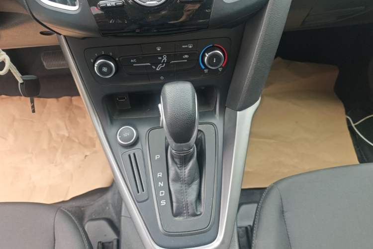 Used Ford Focus 2018 Hatchback Classic 1.6L Automatic Comfort Plus SmartDrive Edition Gear Lever