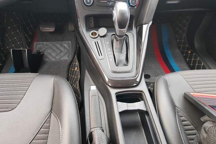Used Ford Focus 2018 Hatchback Classic 1.6L Automatic Trendy SmartDrive Edition Gear Lever