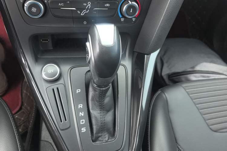 Used Ford Focus 2018 Sedan Classic 1.6L Automatic Trendy SmartDrive Edition Gear Lever