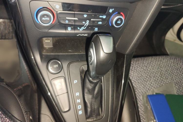 Used Ford Focus 2018 Hatchback Classic EcoBoost 180 Automatic Elite Model Gear Lever