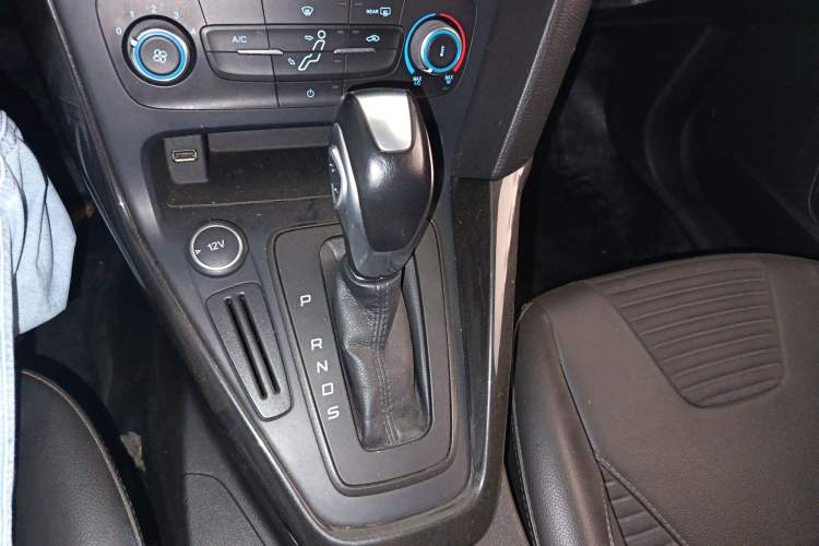 Used Ford Focus 2018 Hatchback Classic 1.6L Automatic Trendy SmartDrive Edition Gear Lever