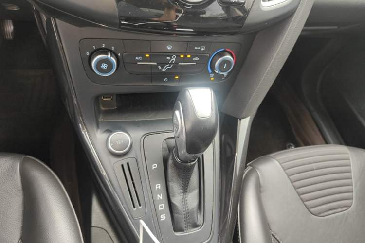 Used Ford Focus 2018 Sedan Classic 1.6L Automatic Trendy SmartDrive Edition Gear Lever