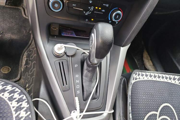 Used Ford Focus 2018 Hatchback Classic 1.6L Automatic Comfort Plus SmartDrive Edition Gear Lever