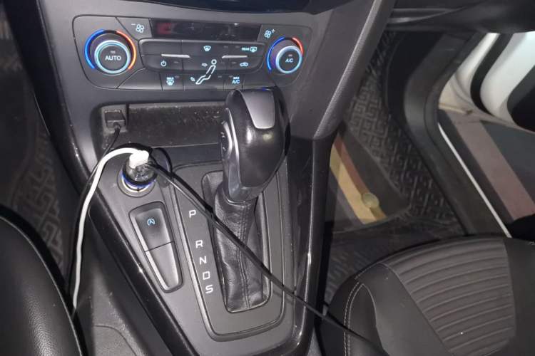 Used Ford Focus 2018 Two-Door Classic EcoBoost 125 Automatic Supercharged Style SmartDrive Edition Gear Lever