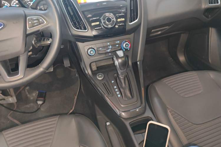Used Ford Focus 2018 Sedan Classic 1.6L Automatic Trendy SmartDrive Edition Gear Lever
