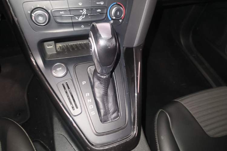 Used Ford Focus 2018 Sedan Classic 1.6L Automatic Trendy SmartDrive Edition Gear Lever