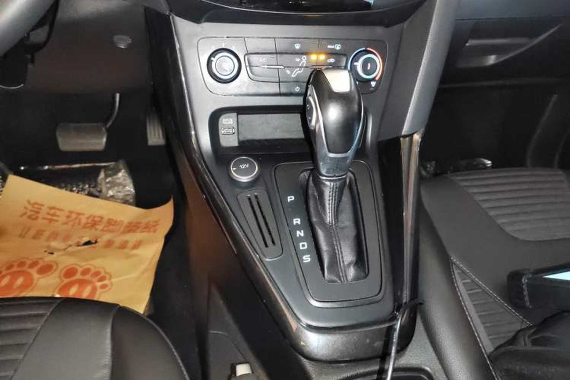Used Ford Focus 2018 Sedan Classic 1.6L Automatic Trendy SmartDrive Edition Gear Lever