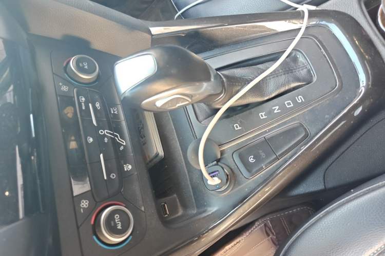 Used Ford Focus 2018 Sedan Classic EcoBoost 125 Automatic Supercharged Style SmartDrive Edition Gear Lever