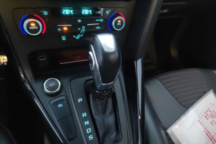 Used Ford Focus 2018 Two-Door Classic EcoBoost 125 Automatic Supercharged Style SmartDrive Edition Gear Lever
