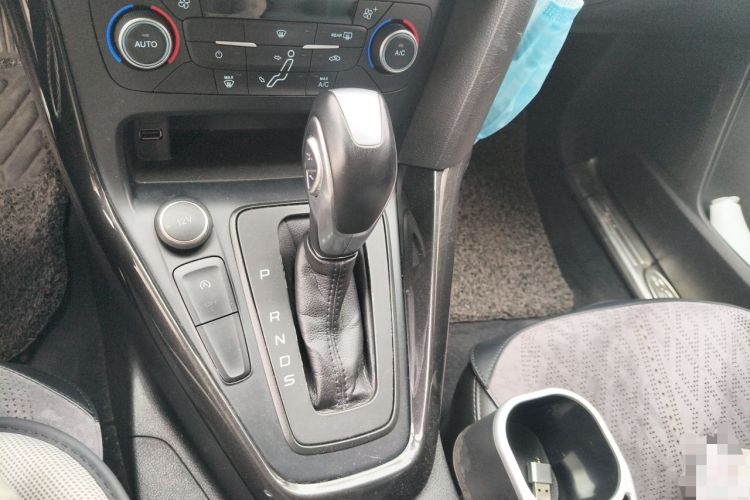 Used Ford Focus 2018 Two-Door Classic EcoBoost 125 Automatic Supercharged Style SmartDrive Edition Gear Lever