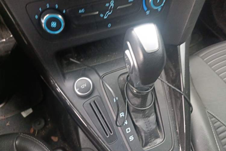 Used Ford Focus 2018 Hatchback Classic 1.6L Automatic Trendy SmartDrive Edition Gear Lever