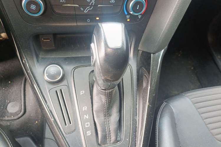 Used Ford Focus 2018 Sedan Classic 1.6L Automatic Trendy SmartDrive Edition Gear Lever