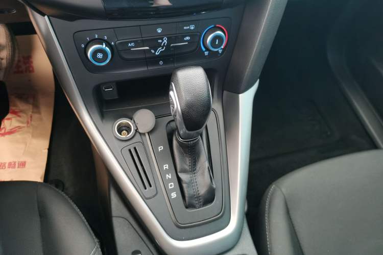 Used Ford Focus 2018 Hatchback Classic 1.6L Automatic Comfort Plus SmartDrive Edition Gear Lever