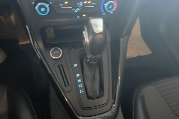 Used Ford Focus 2018 Hatchback Classic 1.6L Automatic Trendy SmartDrive Edition Gear Lever