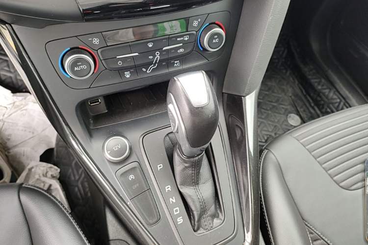 Used Ford Focus 2018 Sedan Classic EcoBoost 125 Automatic Supercharged Style SmartDrive Edition Gear Lever