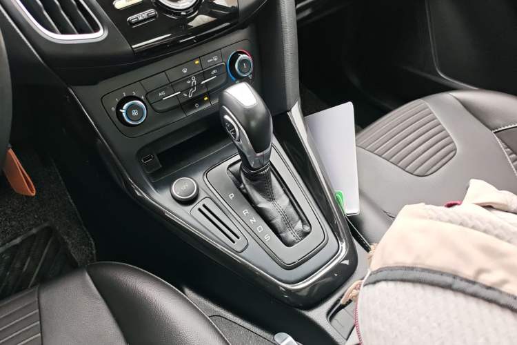 Used Ford Focus 2018 Sedan Classic 1.6L Automatic Trendy SmartDrive Edition Gear Lever