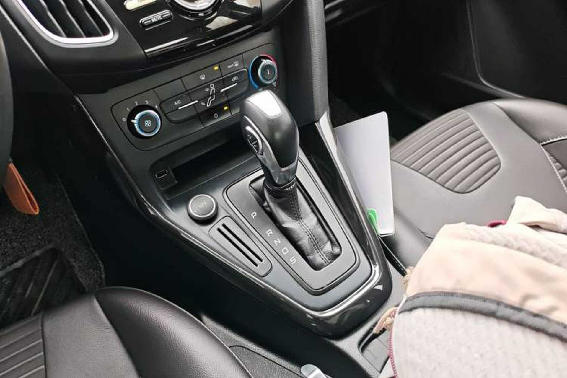 Used Ford Focus 2018 Sedan Classic 1.6L Automatic Trendy SmartDrive Edition Gear Lever
