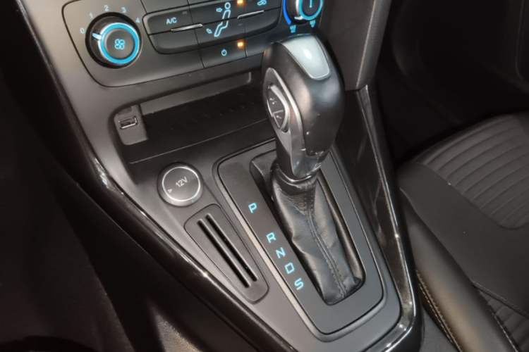 Used Ford Focus 2018 Hatchback Classic 1.6L Automatic Trendy SmartDrive Edition Gear Lever
