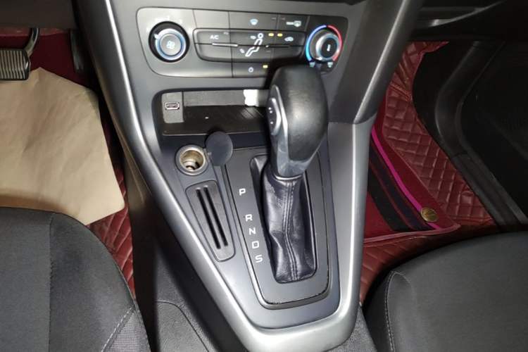 Used Ford Focus 2018 Hatchback Classic 1.6L Automatic Comfort Plus SmartDrive Edition Gear Lever