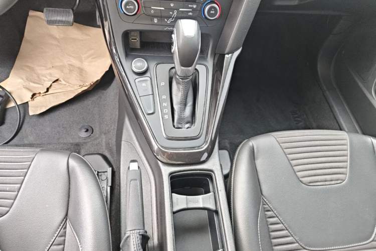 Used Ford Focus 2018 Hatchback Classic EcoBoost 180 Automatic Elite Model Gear Lever