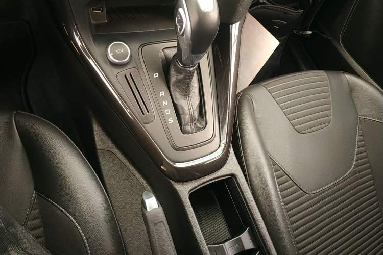 Used Ford Focus 2018 Hatchback Classic 1.6L Automatic Trendy SmartDrive Edition Gear Lever
