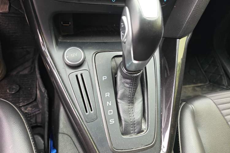 Used Ford Focus 2018 Hatchback Classic 1.6L Automatic Trendy SmartDrive Edition Gear Lever