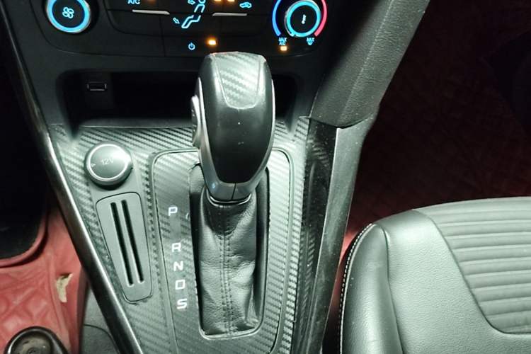Used Ford Focus 2018 Hatchback Classic 1.6L Automatic Trendy SmartDrive Edition Gear Lever