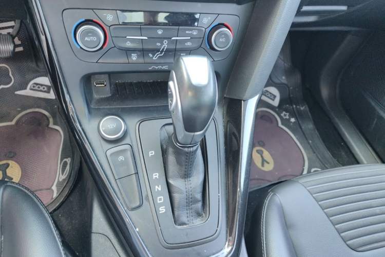 Used Ford Focus 2018 Sedan Classic EcoBoost 180 Automatic Elite Model Gear Lever