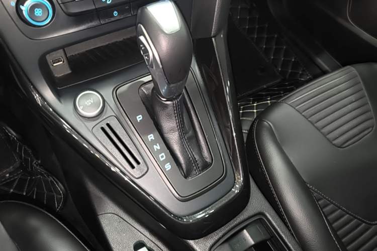 Used Ford Focus 2018 Hatchback Classic 1.6L Automatic Trendy SmartDrive Edition Gear Lever