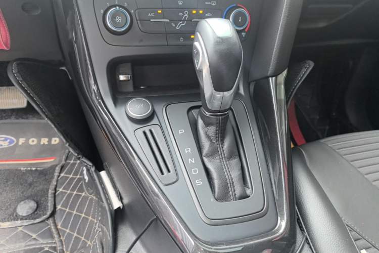 Used Ford Focus 2018 Hatchback Classic 1.6L Automatic Trendy SmartDrive Edition Gear Lever
