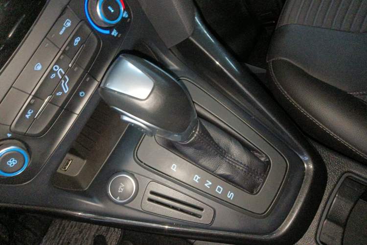 Used Ford Focus 2018 Sedan Classic 1.6L Automatic Trendy SmartDrive Edition Gear Lever