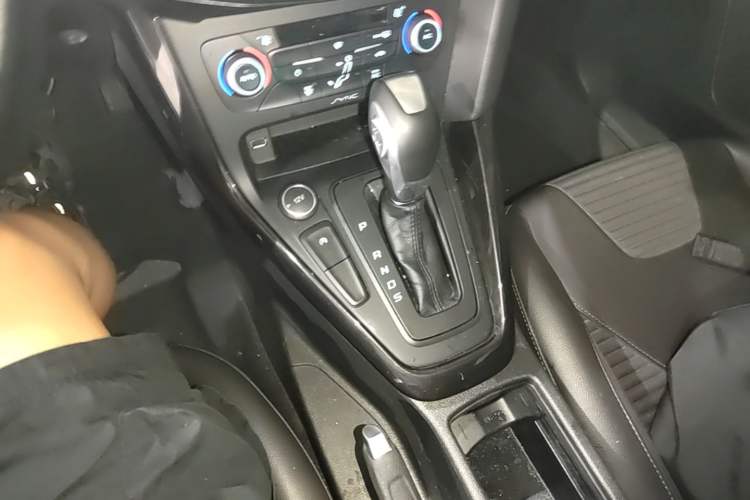 Used Ford Focus 2018 Hatchback Classic EcoBoost 180 Automatic Elite Model Gear Lever