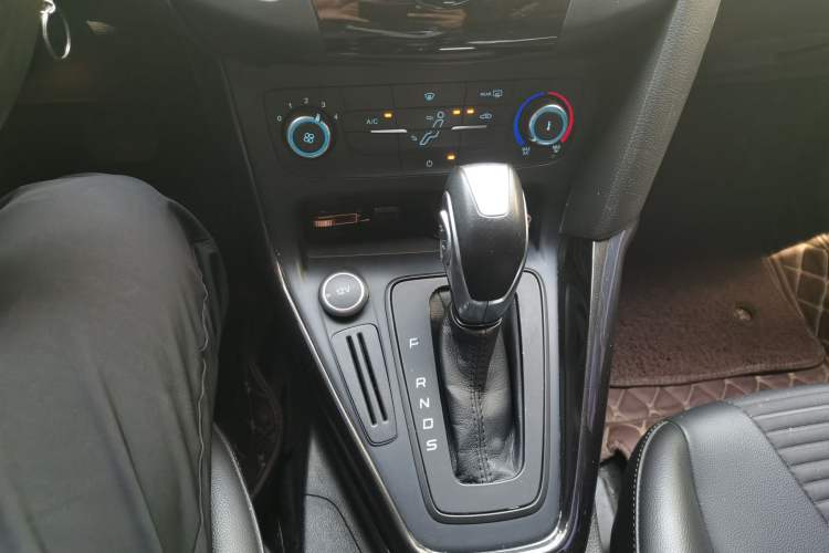 Used Ford Focus 2018 Hatchback Classic 1.6L Automatic Trendy SmartDrive Edition Gear Lever