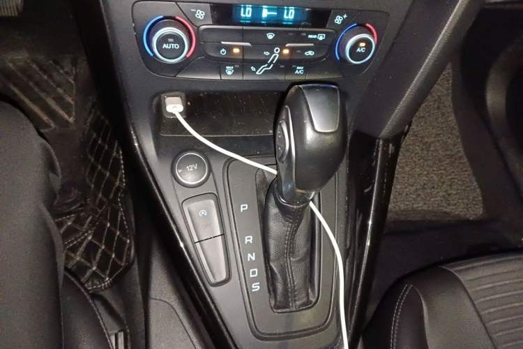 Used Ford Focus 2018 Two-Door Classic EcoBoost 125 Automatic Supercharged Style SmartDrive Edition Gear Lever