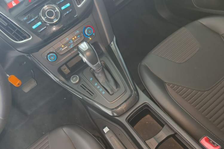 Used Ford Focus 2018 Hatchback Classic 1.6L Automatic Trendy SmartDrive Edition Gear Lever