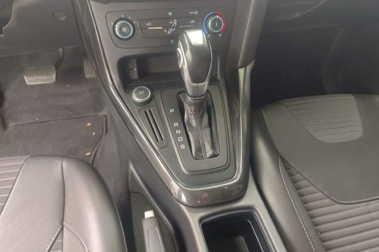 Used Ford Focus 2018 Hatchback Classic 1.6L Automatic Trendy SmartDrive Edition Gear Lever