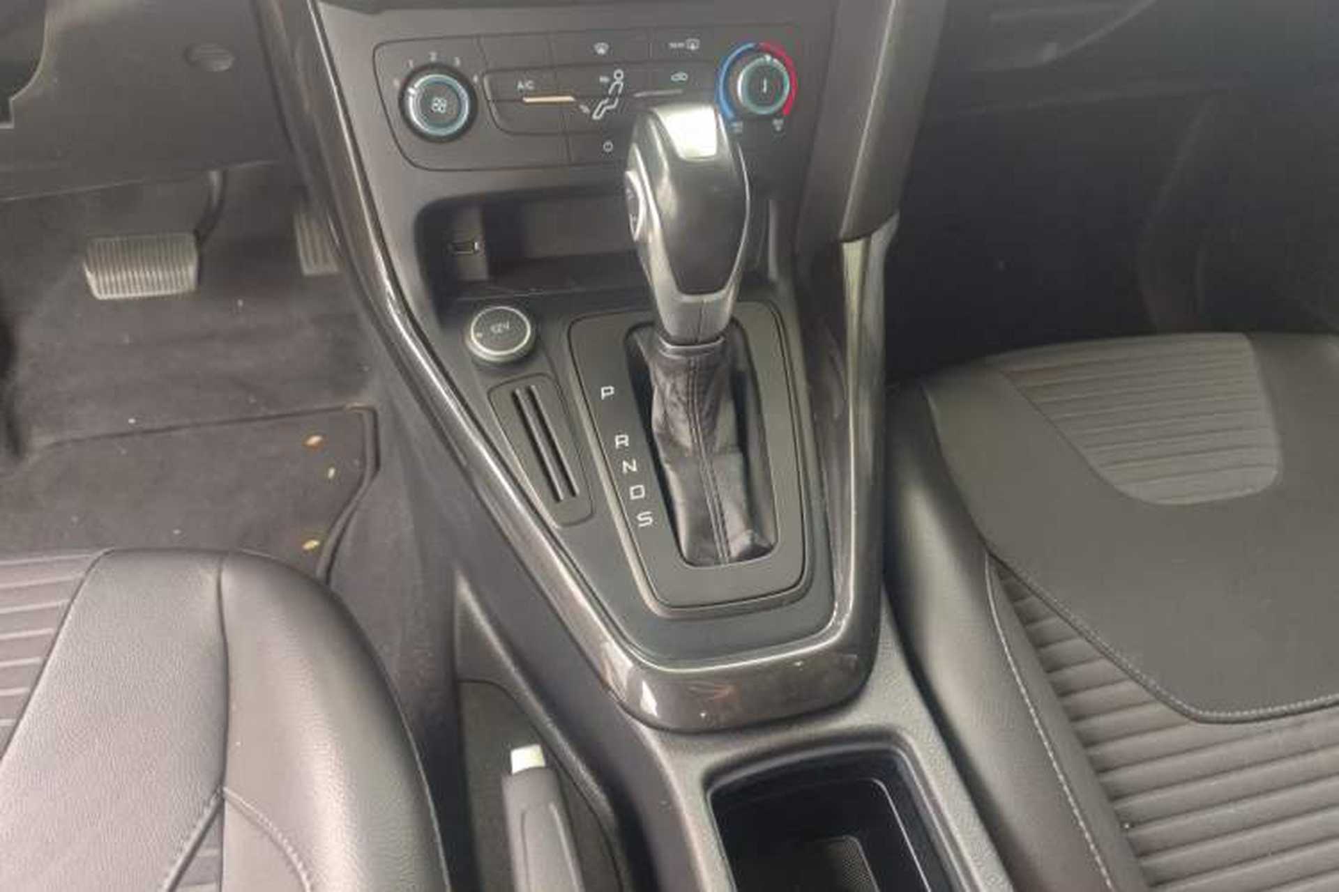 Used Ford Focus 2018 Hatchback Classic 1.6L Automatic Trendy SmartDrive Edition Gear Lever