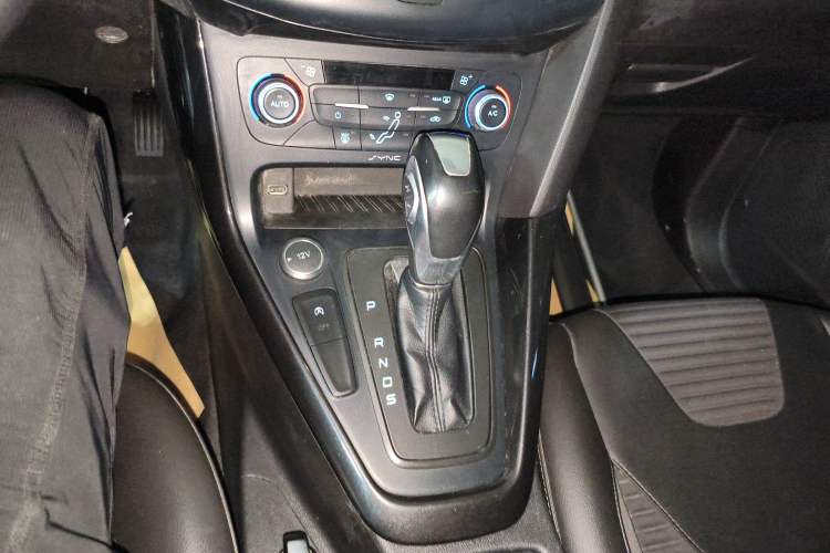 Used Ford Focus 2018 Hatchback Classic EcoBoost 180 Automatic Elite Model Gear Lever