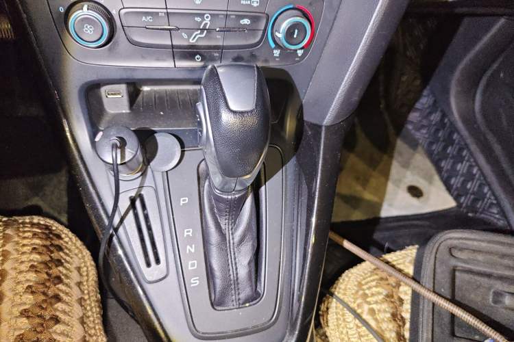 Used Ford Focus 2018 Hatchback Classic 1.6L Automatic Trendy SmartDrive Edition Gear Lever