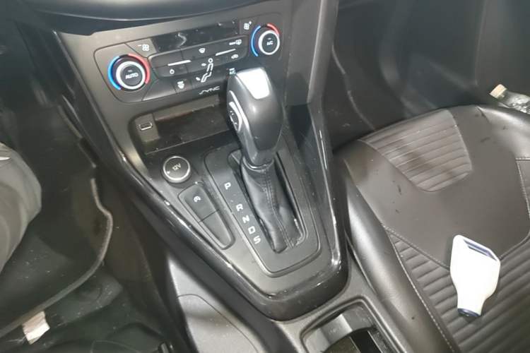 Used Ford Focus 2018 Hatchback Classic EcoBoost 180 Automatic Elite Model Gear Lever