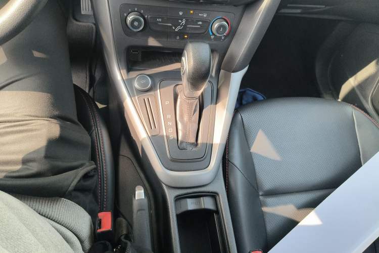 Used Ford Focus 2018 Hatchback Classic 1.6L Automatic Comfort Plus SmartDrive Edition Gear Lever
