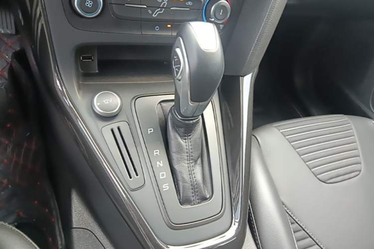 Used Ford Focus 2018 Sedan Classic 1.6L Automatic Trendy SmartDrive Edition Gear Lever