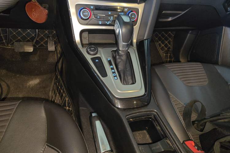 Used Ford Focus 2018 Sedan Classic EcoBoost 180 Automatic Elite Model Gear Lever