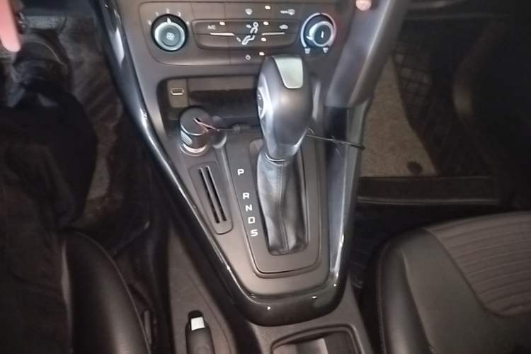 Used Ford Focus 2018 Hatchback Classic 1.6L Automatic Trendy SmartDrive Edition Gear Lever