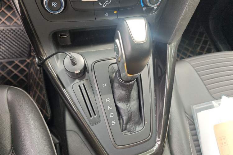 Used Ford Focus 2018 Hatchback Classic 1.6L Automatic Trendy SmartDrive Edition Gear Lever